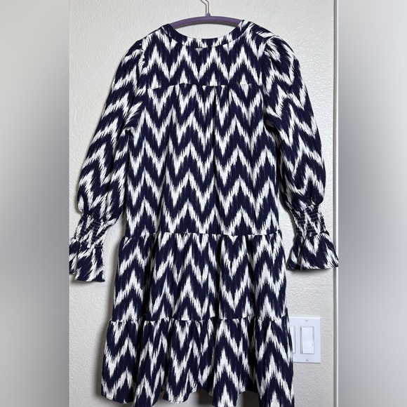 Pomander Place by Tuckernuck, Navy/White Ikat Mini, V Collar, Shirred Wrist. - Picture 14 of 14